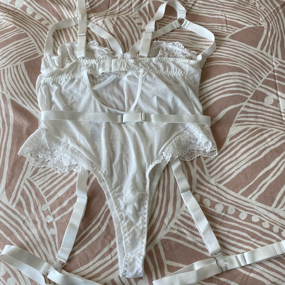 NWT SHEIN - White Plus Contrast Lace Mesh Underwire Teddy Bodysuit w/Garter Set - Picture 4 of 6